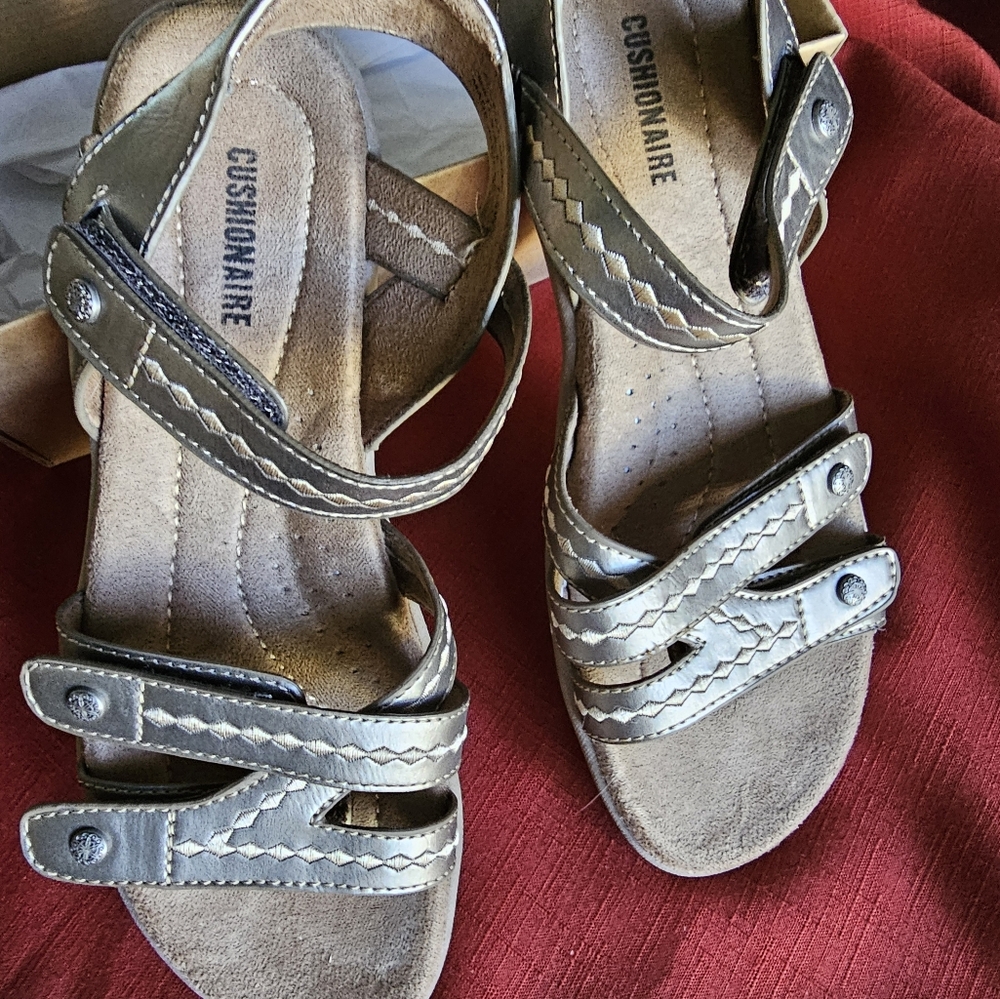 Cushionaire Fully Adjustable Sandals. 7 1/2 M